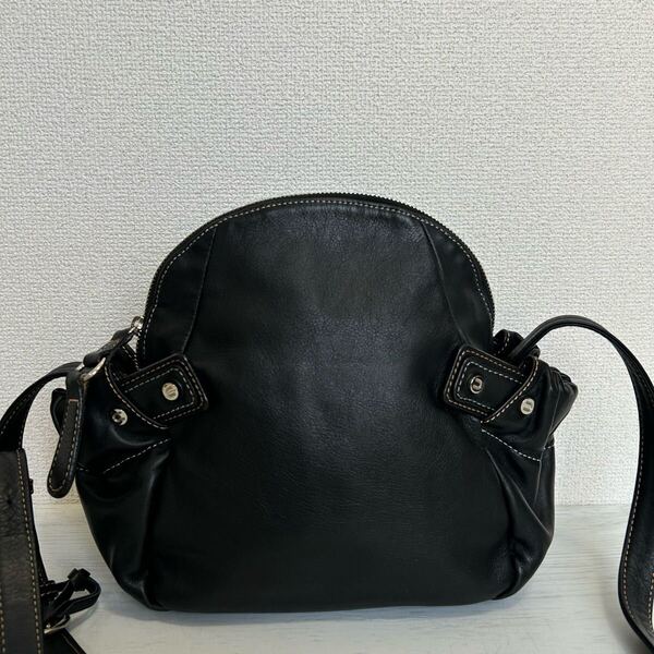 美品 ungaro ウンガロ レディース 斜め掛け ショルダーバッグ ポシェット 黒色 ブラック 本革 牛革 レザー 日本製 高島屋 高級 ブランド