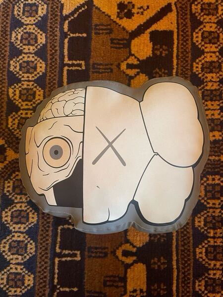 希少 kaws original fake cushion pillow カウズ オリジナルフェイク クッション ピロー medicom toy メディコムトイ 人体模型 companion