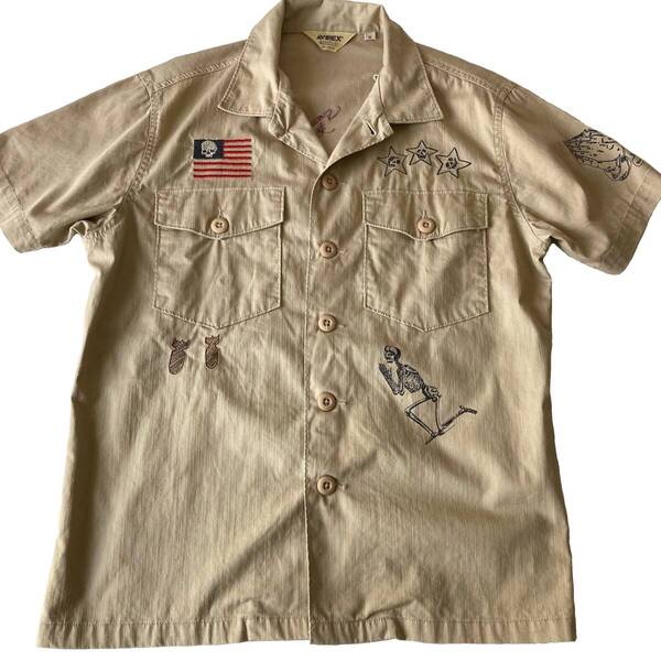美品 AVIREX アヴィレックス EMBROIDERY SHIRT ヘリンボーンツイル ドクロ刺繍 ミリタリーシャツ M ベージュ ファティーグシャツ