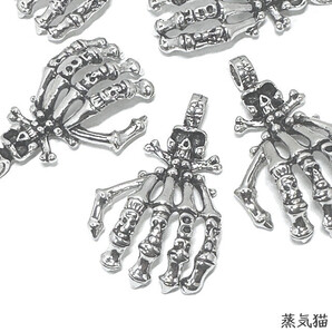 c8288 骸骨の手チャーム 銀古美2個【スカル ドクロ がい骨ピアス ハロウィン シルバー 手作りハンドメイド アクセサリー素材】蒸気猫パーツ