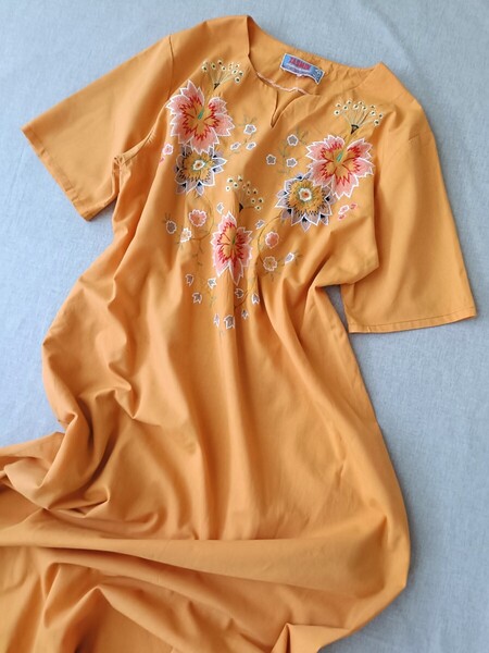 古着 アジアンテイストロングワンピース エキゾチック エスニック 花刺繍 オレンジ Mサイズ 半袖