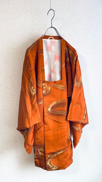 送料無料即決◆ 未使用品◆芸術的な文様 正絹 レディース和装コート 普段着物 オレンジ 道行コート 普段着着物 レトロ 個性 素敵