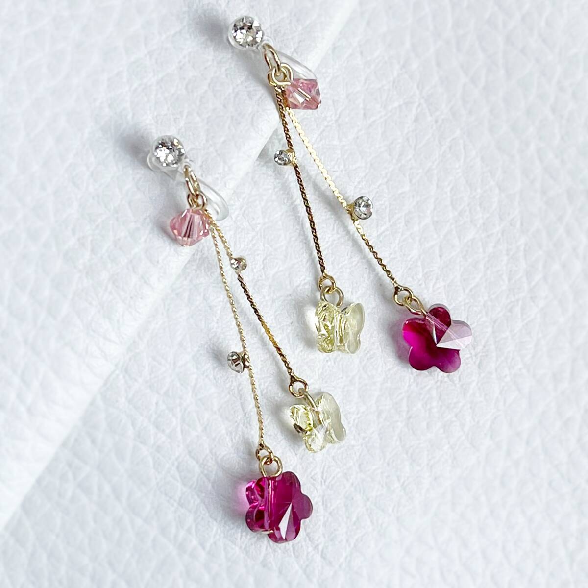 ツインチェーン＊ノンホールピアス＊フラワー&バタフライ＊スワロフスキークリスタル使用 a