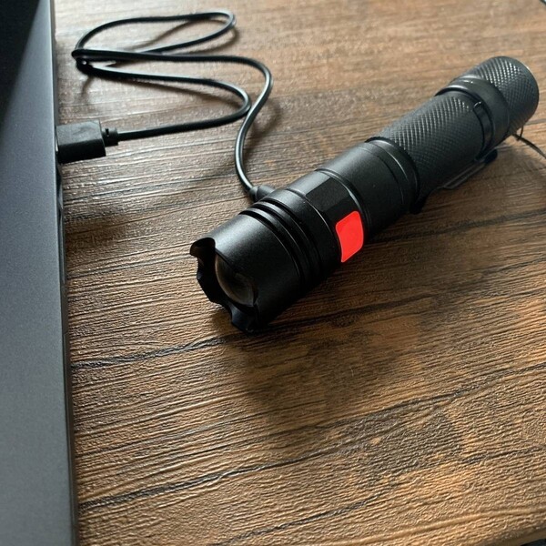 ☆【特典:バッテリーもう1本プレゼント】1800ルーメン Hot Birght USB充電式 防水 ハンディライト CREE LED T6 アルミ合金
