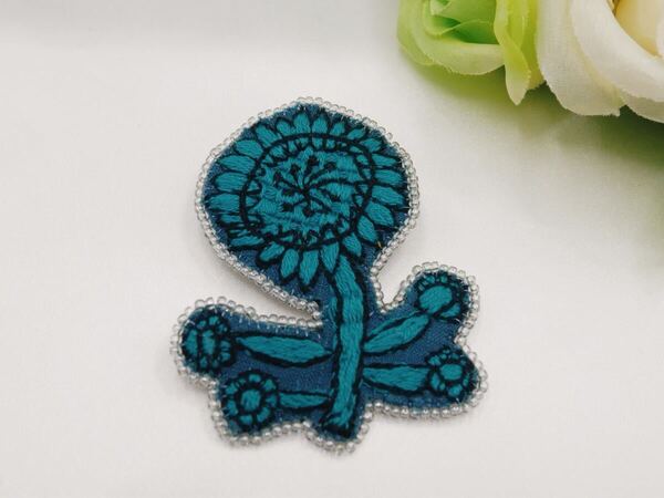 ミナペルホネン ブローチ カルテット青ハンドメイド ♪ビーズ刺繍 ピンmina perhonen