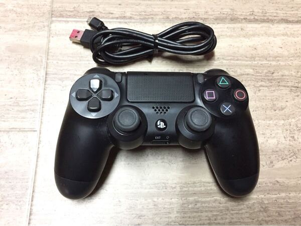 ★美品即決★PS4 SONY純正品 コントローラー デュアルショック4 後期型 ケーブル付 ブラック