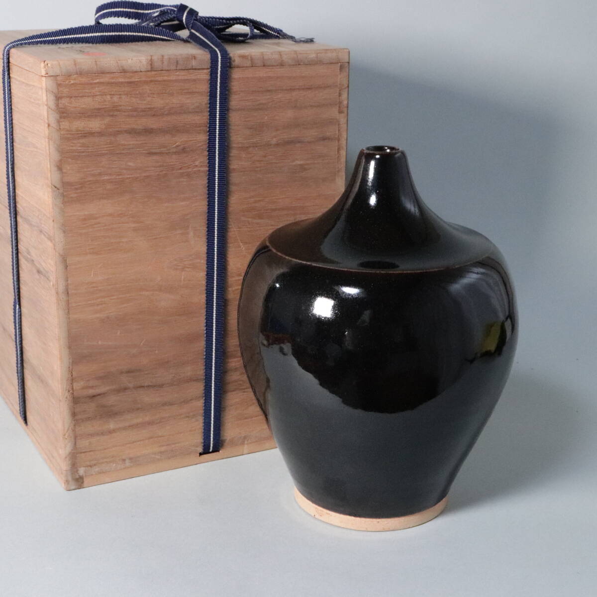 黒釉花器 | Works | 生形由香 | panorama