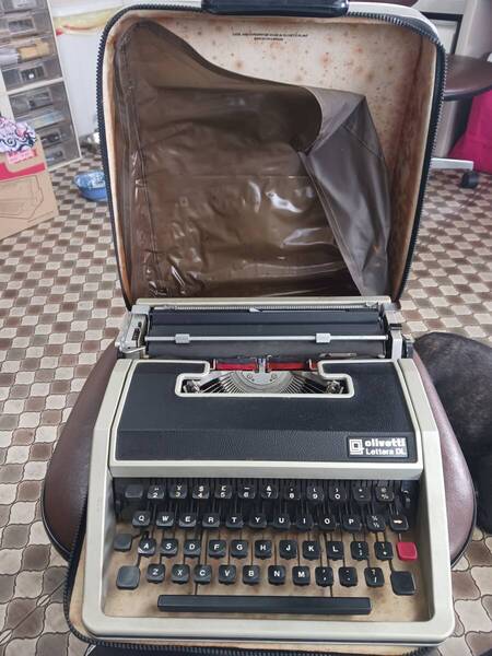 Olivetti Lettera DL タイプライター