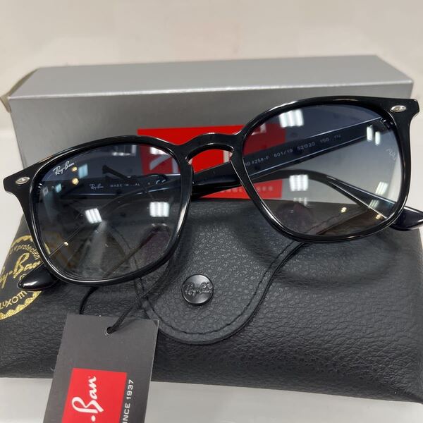 RayBan RB4258F 601/19 52 ブラック/ライトブルーグラデーション 正規品 アジアフィット ルックスオティカジャパン正規 ケース黒