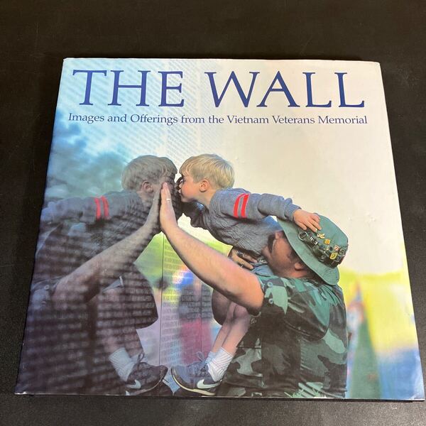 25-4-2『The Wall : Images and Offerings from the Vietnam Veterans Memorial』洋書 THE