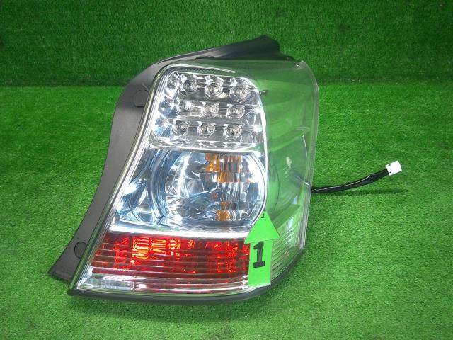 SAI AZK10 右フィニッシャーパネル 右テールランプ(内側) 75