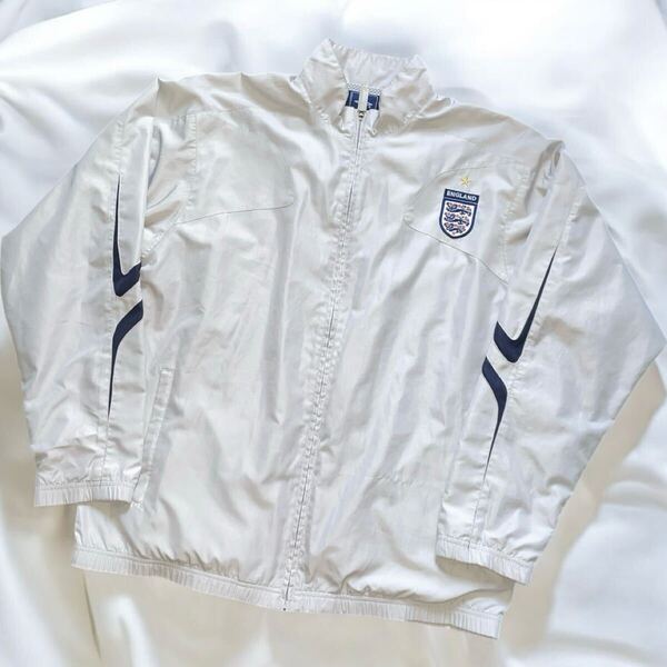 美品 00s Y2K アンブロ イングランド代表 トラックジャケット ライトグレー UMBRO サッカー 薄手 ナイロン 刺繍ワッペン デサント社 スター