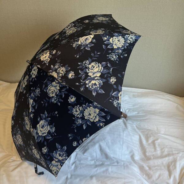 新品 大手百貨店販売商品 シルク使用 高級折りたたみ日傘 花柄 ネイビー