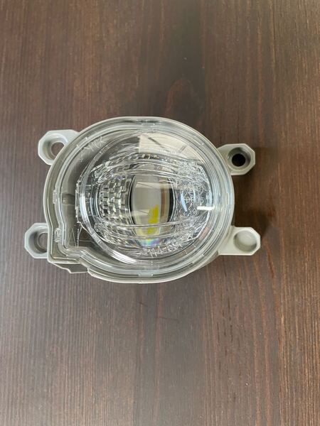 美品 ダイハツ ハイゼットカーゴ S700V 純正LED左フォグランプ81211-B1020 アトレー