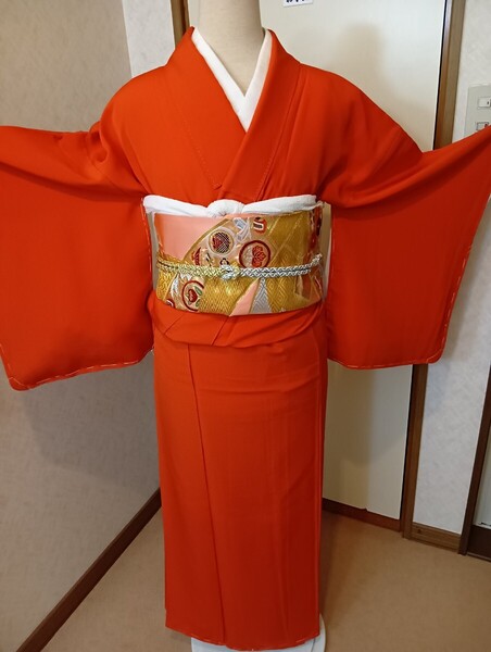 紋入り色無地 緋色 未使用 しつけ糸つき 入学式 結婚式 お嫁にいかれるお嬢様に インスタ映え 送料無料