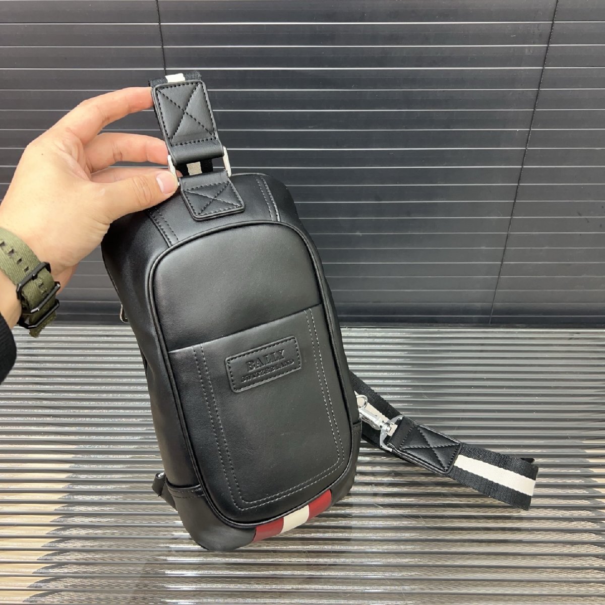 最終価格 バリー メッセンジャーバッグ パンチング トレイン