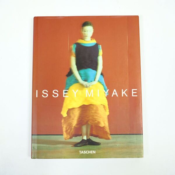 ISSEY MIYAKE Mark Holborn TASCHEN 三宅一生 イッセイミヤケ 初期 アーカイブ 古着屋 写真集 アート デザイン 80s 90s ビンテージ