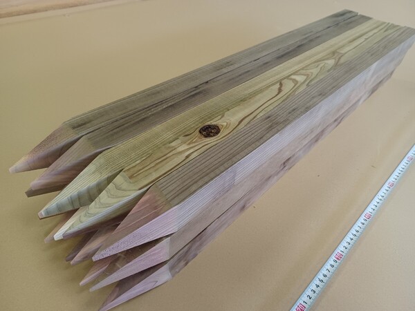 送料込 KU-22 杉防腐木材 杭 木杭 くい 約長さ950㎜×40㎜×45㎜ 15本 面取り加工 看板 園芸 農業 土留め