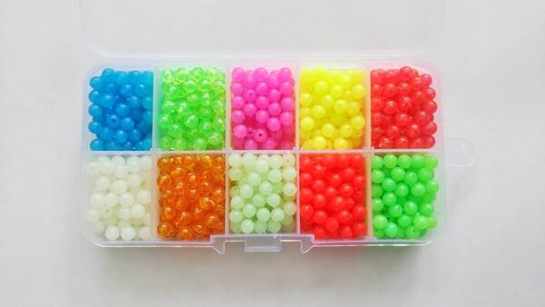 集魚ビーズ 中通し ケース入り 5mm 1000個入り 10色 夜光あり 仕掛け作りに カレイ アイナメ キス 投げ釣り サーフ カワハギ TypeA