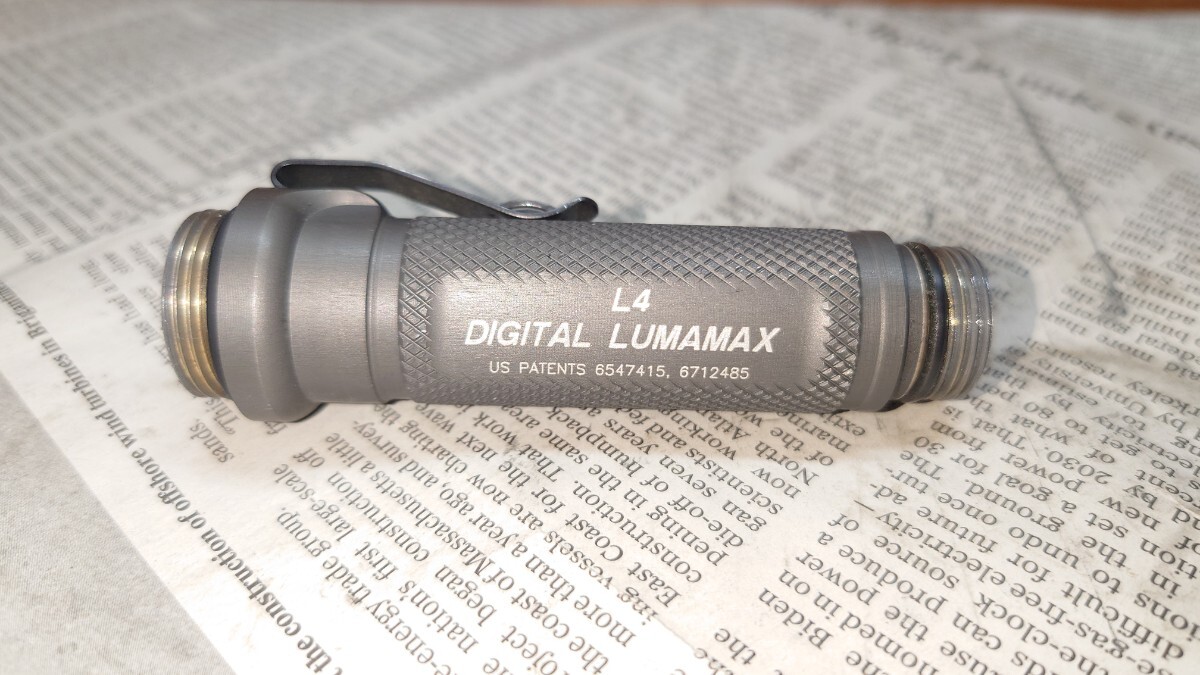 中古】SUREFIRE V2 VAMPIRE 2セル6V純正ボディ BK 現行ロゴ
