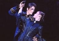 芹香斗亜率いる若手の力量を感じさせる宝塚宙組公演『群盗─Die