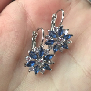 まるでブルーサファイア★AAAジルコニアダイヤモンド 花柄ピアス 両耳☆シルバー
