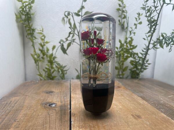 水中花シフトノブ 真っ赤な薔薇とかすみ草の花束