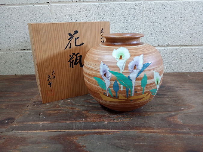 * ваза / Kutani документ .? кувшин "hu" орнамент произведение искусства цветок основа ваза для цветов цветок сырой .. дорога старый вместе коробка пол между украшение вход интерьер 