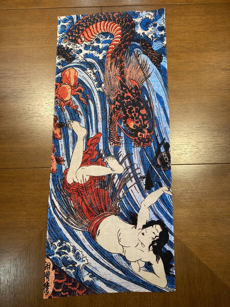 歌川国芳 『 玉取り 』 海女と竜神の闘い 浮世絵 手拭い 手ぬぐい サイズは約84cm 35cm