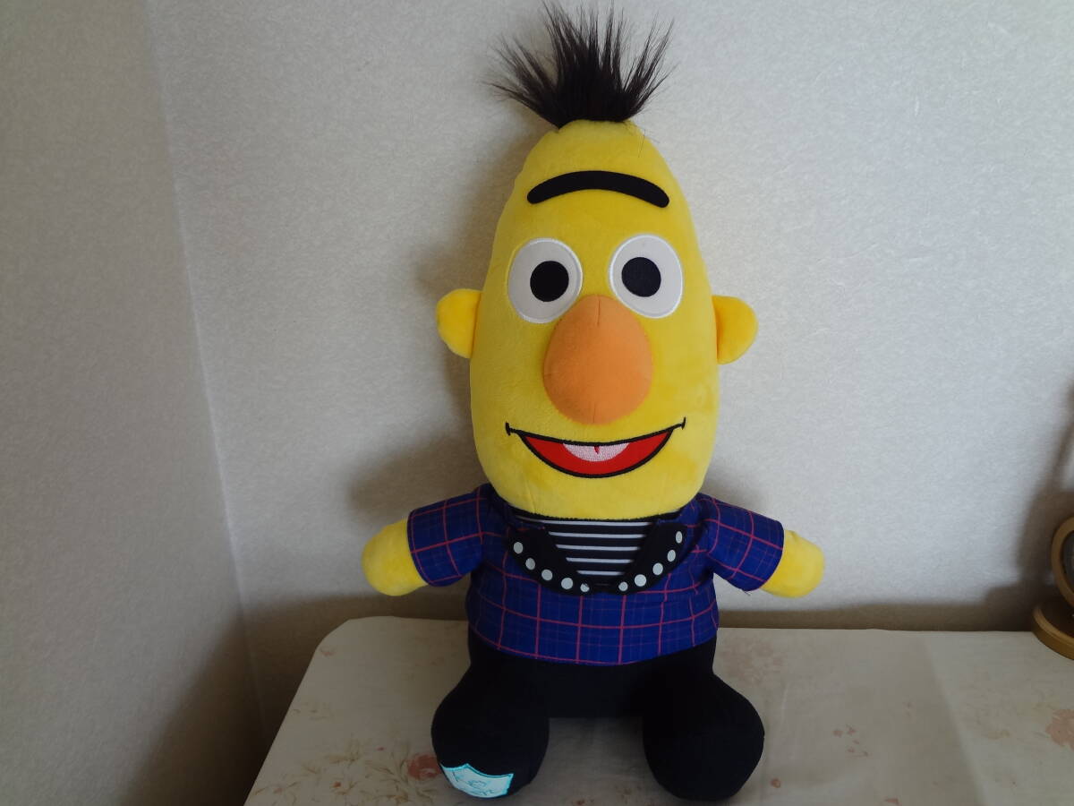 SHINeeの衣装を着たセサミストリートのキャラたちがプライズ商品