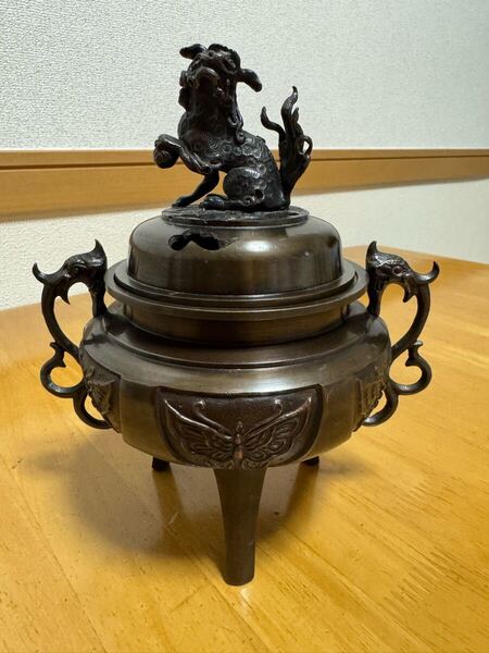 鋳物製 獅子摘み神獣耳付蝶紋様三脚香炉 お茶道具 インテリア