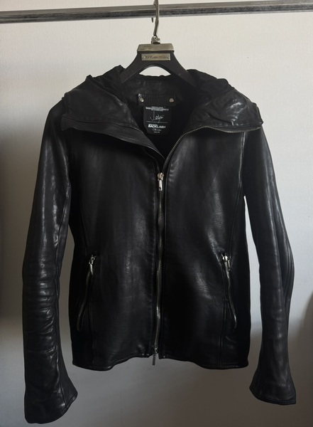バックラッシュ BACKLASH The Line シングルライダース Size:S フード付(T-147B) タグ、専用ハンガー(ヒビ割あり)付 定価53.9万円