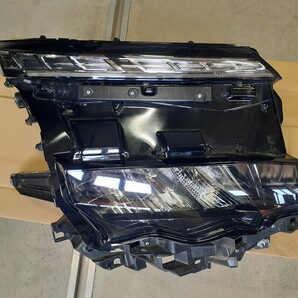即決 送料無料 ヴォクシー 90 MZRA90W ZWR90W 右 右ヘッドライト 右ヘッドランプ RH LED 81130-V1050 81110-V1050 V1-3 V5