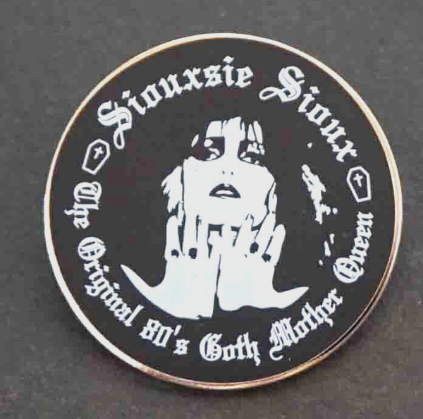 《黒円UK80顔両手SS》■新品『スージー&ザ・バンシーズ』■siouxsie・sioux 80'イギリス ロックバンド ミュージック 音楽■ピンバッジ