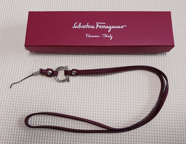 【送料無料】Salvatore Ferragamo サルヴァトーレ フェラガモ ネックストラップ ワインレッド色 ケース付き