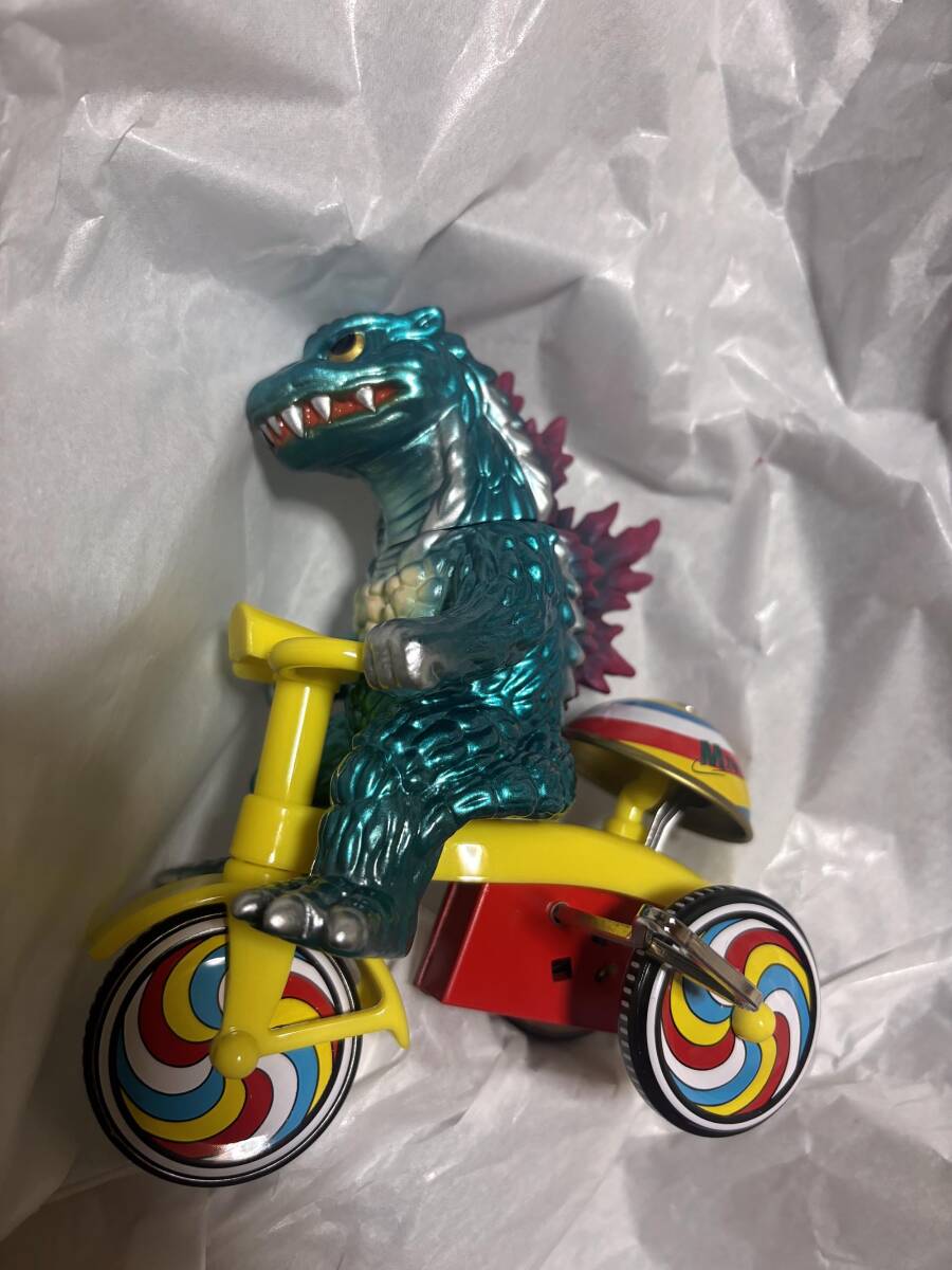 最終価格!ミレニアムゴジラ三輪車 ゴジラブルー成型 Yahoo!オークション -「ゴジラ三輪車」の落札相場・落札価格
