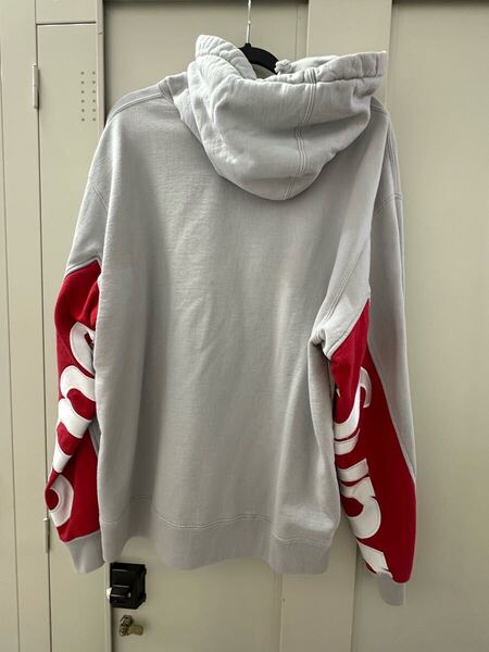 【中古】【男女兼用】SUPREME パーカー トレーナー グレーサイズM・22SS Cropped Panels Hooded Sweatshirt GRAY ロゴ