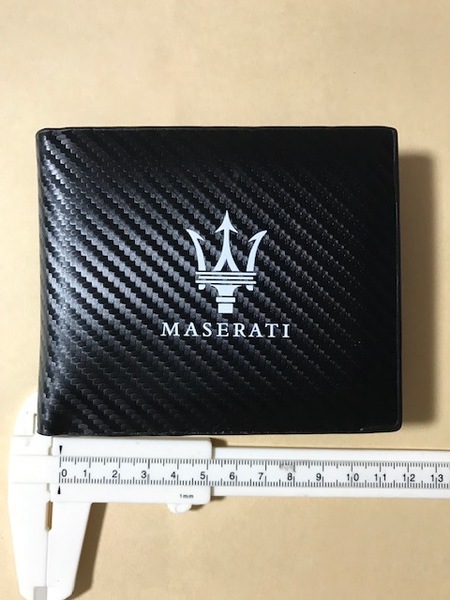 送料サービス!マセラティ MASERATIロゴ カーボン柄二つ折り財布 ギブリ クワトロポルテ MC20 レヴァンテ グランツーリズモ