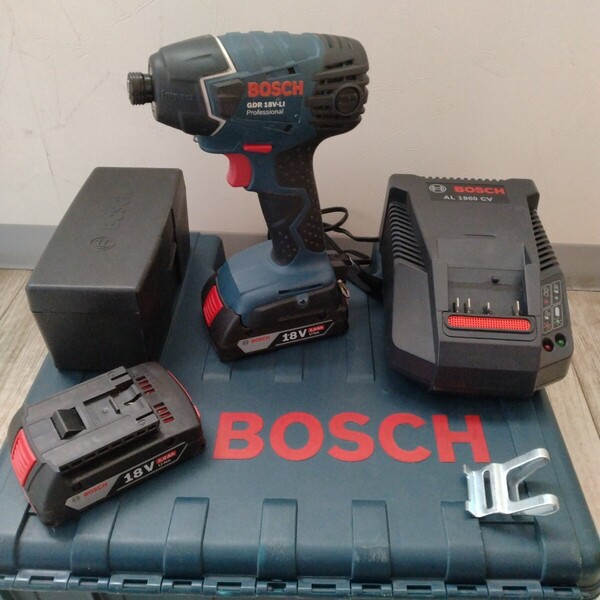 BOSCH 18V 充電式 インパクトドライバ li-ion バッテリー2個 充電器 ケース プロ用 リチウムイオンバッテリー