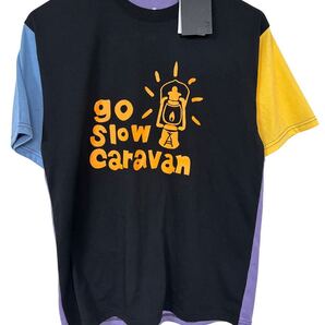 新品タグ付 go slow caravan クレイジーパターンTシャツ 黒×紫×黄×青 3 New with Tags Crazy Pattern T-Shirt Black Purple Yellow 半袖