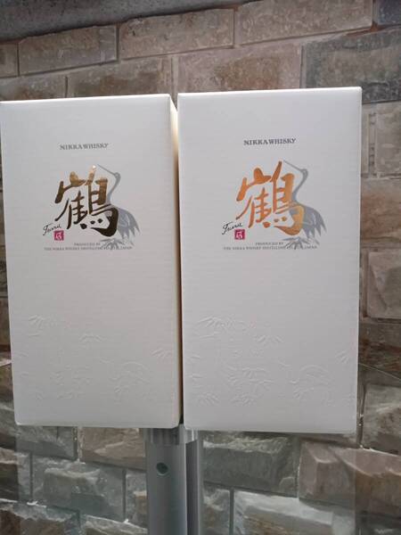 ニッカウヰスキー余市 蒸留所限定 ウイスキー鶴2本セットです。