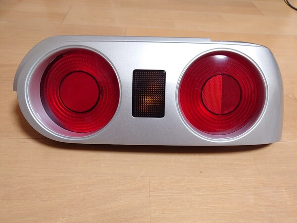 新品未使用☆R32スカイライン◎純正右テールランプ◎シルバー#KL0☆BNR32HCR32ECR32HNR32