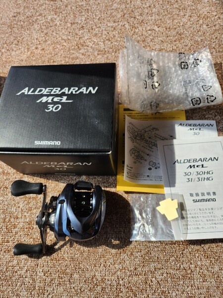 名機アルデバラン 30MGL新品同様 右ハンドル シマノ SHIMANO付属品完備 淡水で一回使用のみ