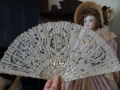 Grace アンティーク フランス(ブリュッセル) 1880年 デュシェス(ポワンドガーズ&ボビンレース)と マザーオブパールの 扇子 エヴァンタイユ