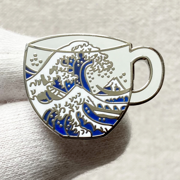 コーヒーカップの中の荒波 葛飾北斎 富嶽三十六景「神奈川沖浪裏」 浮世絵◆ピンバッジ ピンズ バッチ ブローチ◆和風 日本 富士山