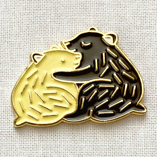 抱き合うクマさん 親子の熊 黄色&こげ茶 ハグ・ベア 北欧風◆ピンバッジ ピンズ バッチ ブローチ◆動物 かわいい 雑貨