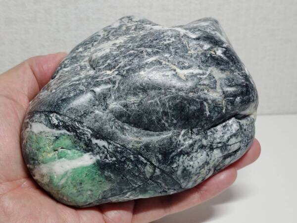【黒緑】★1.3kg★ 翡翠 ヒスイ 原石 翡翠原石 鑑賞石 自然石 誕生石 鉱石 鉱物 水石 宝石 置石 インテリア