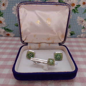 E3 太田七宝徽章製作所『七宝焼 花のような柄のネクタイピン&カフスセット』~ケース入り(経年劣化による内布にシミあり) 匿名配送