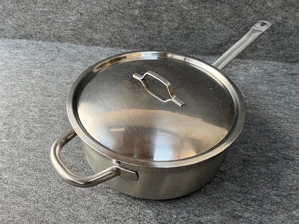 <送料込>業務用 ステンレス18-10 鍋 32cm 向い手付 蓋付き/片手鍋 ハンバーグ アウトドア キャンプ バーベキュー 鉄板/遠藤 ムラノ