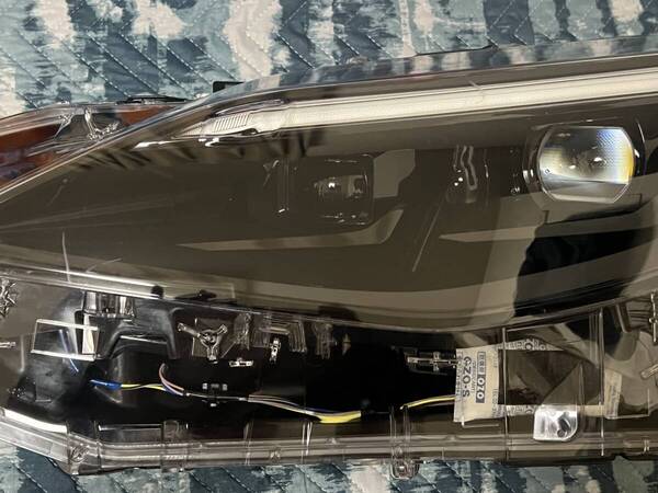 トヨタ ヤリスクロス ヘッドランプASSY LH KOITO52-325 9XY5 破損有